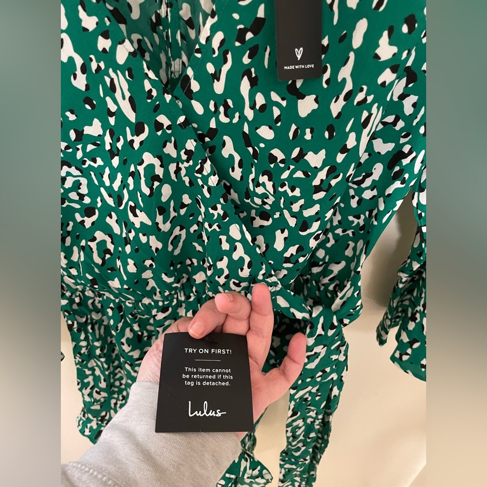 ✨NWT Lulus Make Moves Green and Black Print Flounce Sleeve Romper Size Small - Picture 11 of 15